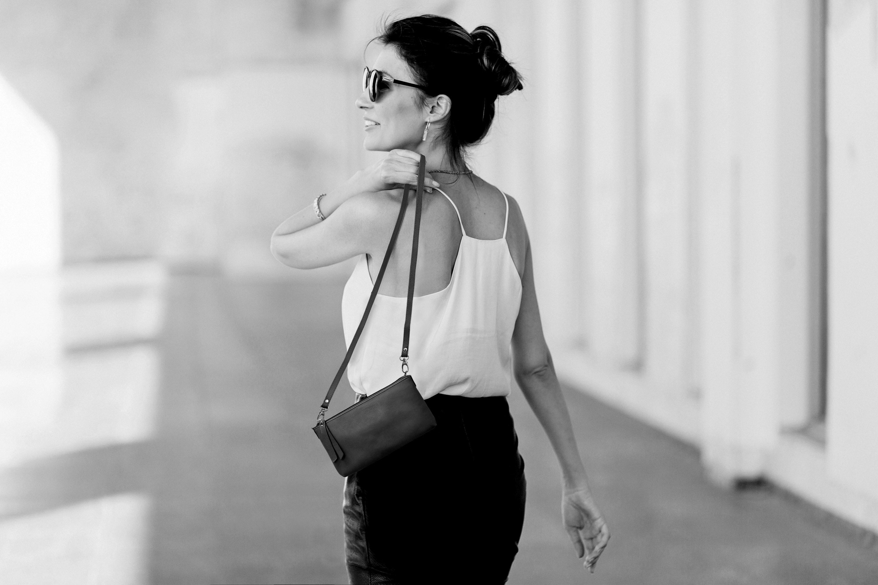 K0013AB | Tracollina Donna in Vera Pelle pieno fiore, con leggera grana. Tracolla removibile. Accessori Nickel Lucido. Colore Nero. Dimensioni: cm 20 x 10,5 x 2. Confezione: Sacchetto Tnt-3